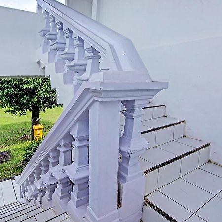 Oyo Life 91127 Wisma Sukajadi Syariah Perabumulih Buitenkant foto