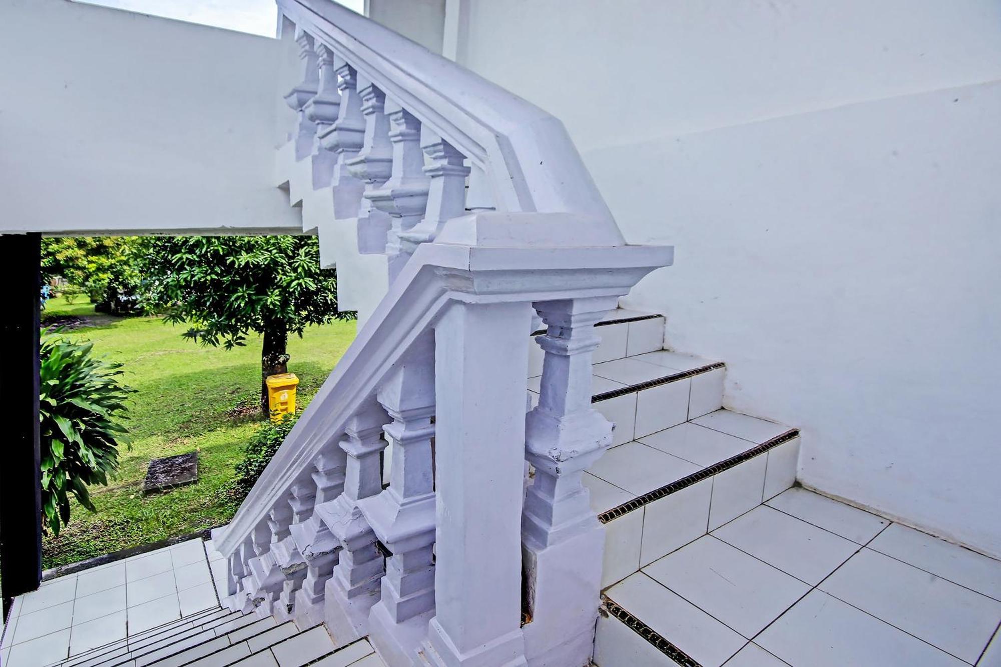 Oyo Life 91127 Wisma Sukajadi Syariah Perabumulih Buitenkant foto