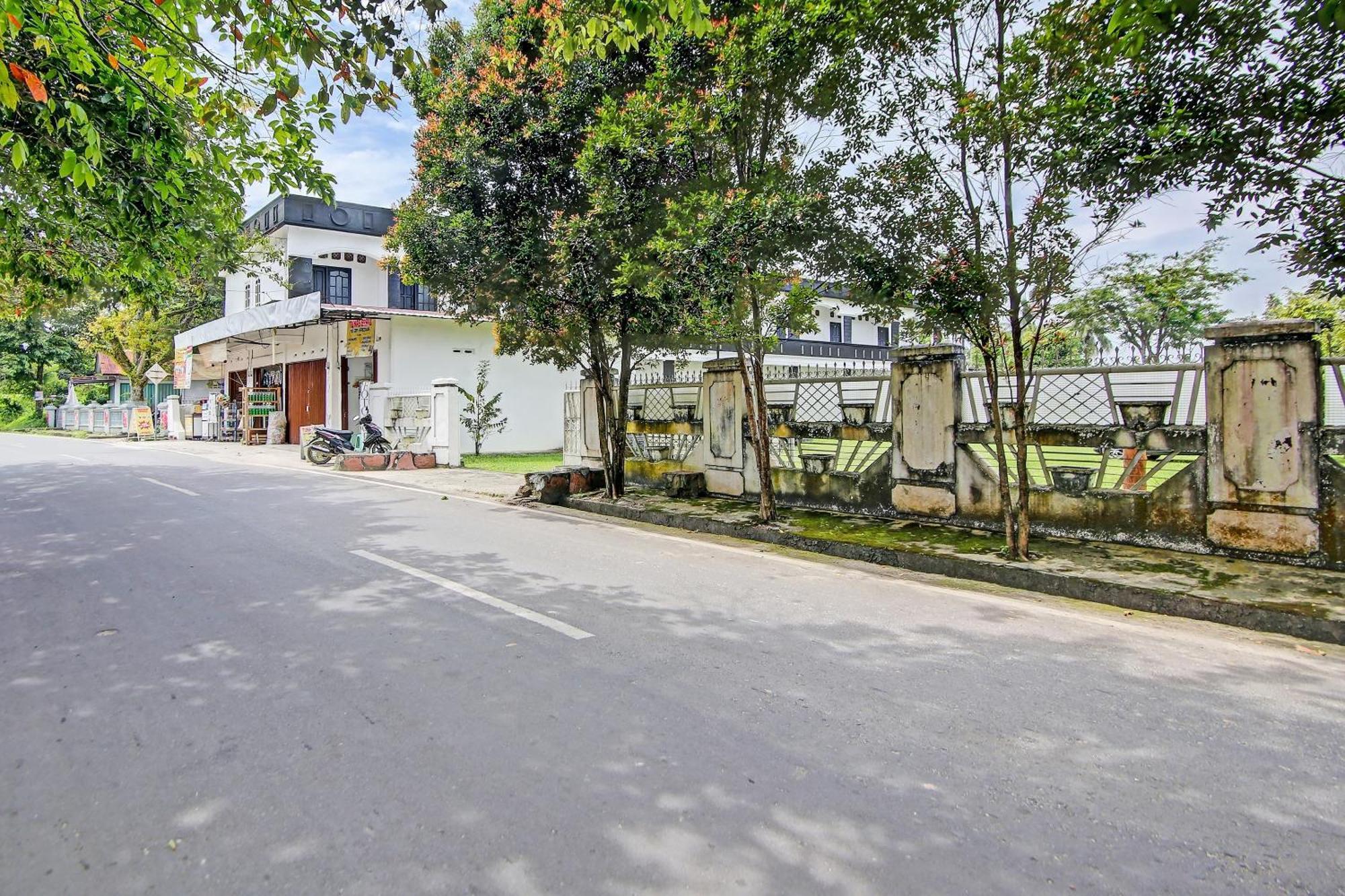 Oyo Life 91127 Wisma Sukajadi Syariah Perabumulih Buitenkant foto