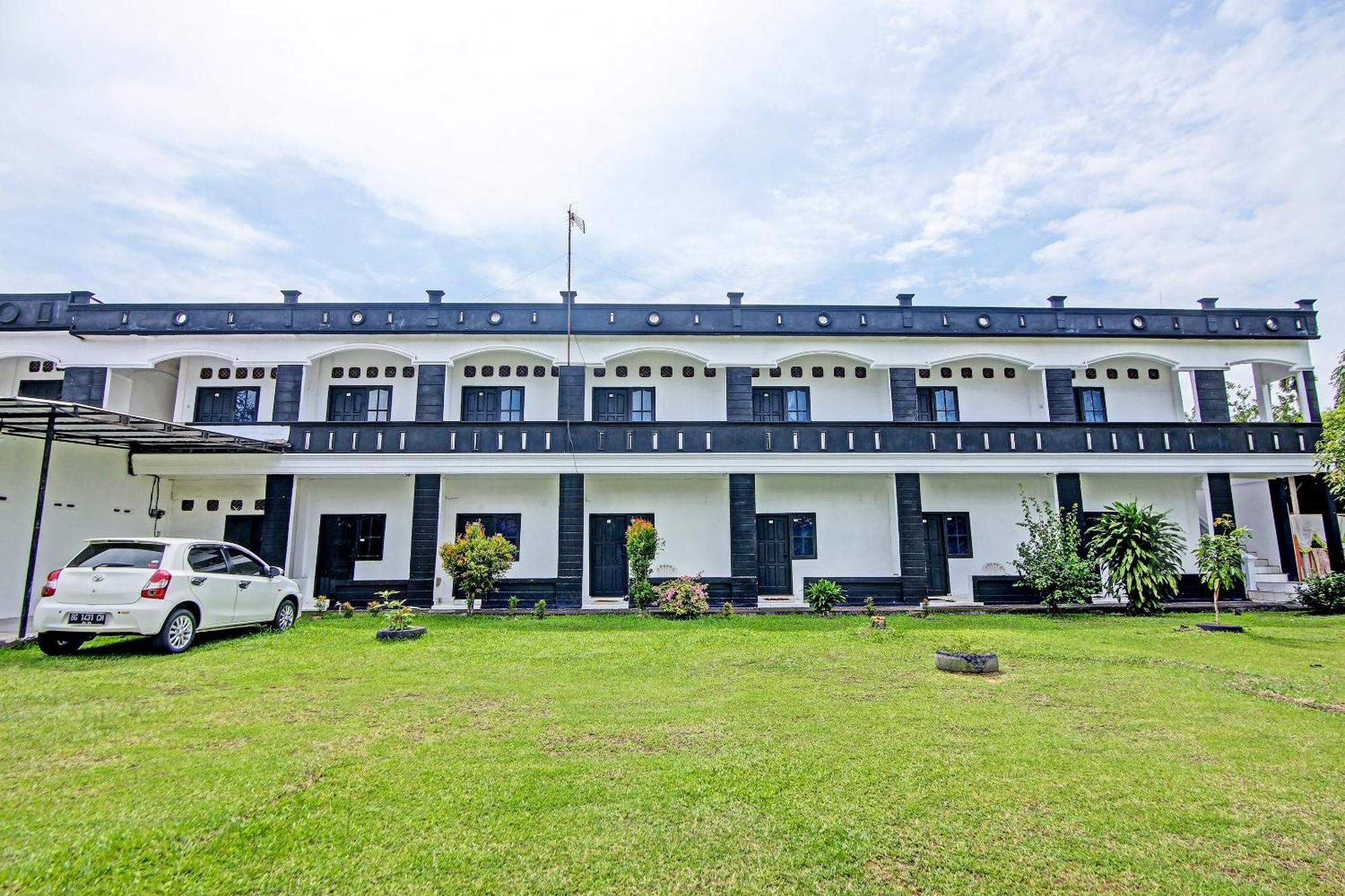 Oyo Life 91127 Wisma Sukajadi Syariah Perabumulih Buitenkant foto