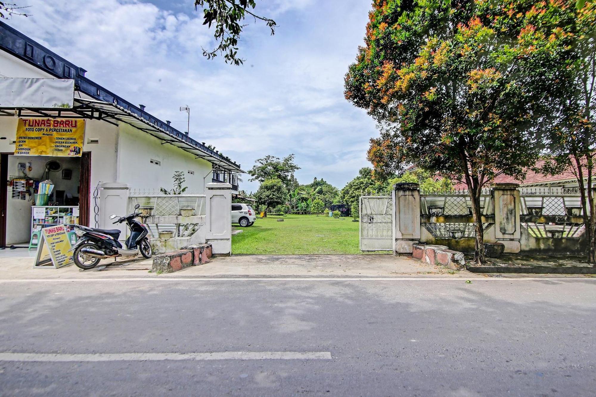 Oyo Life 91127 Wisma Sukajadi Syariah Perabumulih Buitenkant foto
